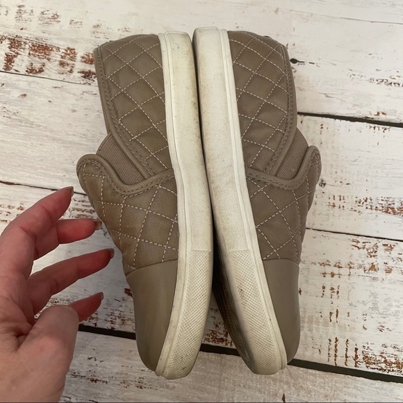 𝅺STEVE Madden Zaander Shoes Size 6 taupe grey slip on sneaker quilted - Picture 4 of 9